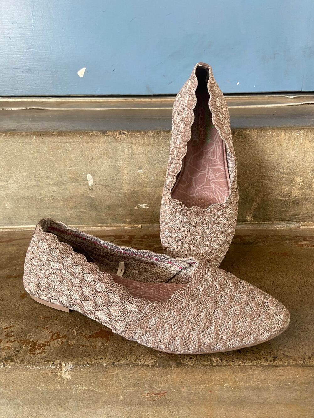 Skechers Cleo Honeycomb Taupe textured knit ballet  flats w/ scalloped collar